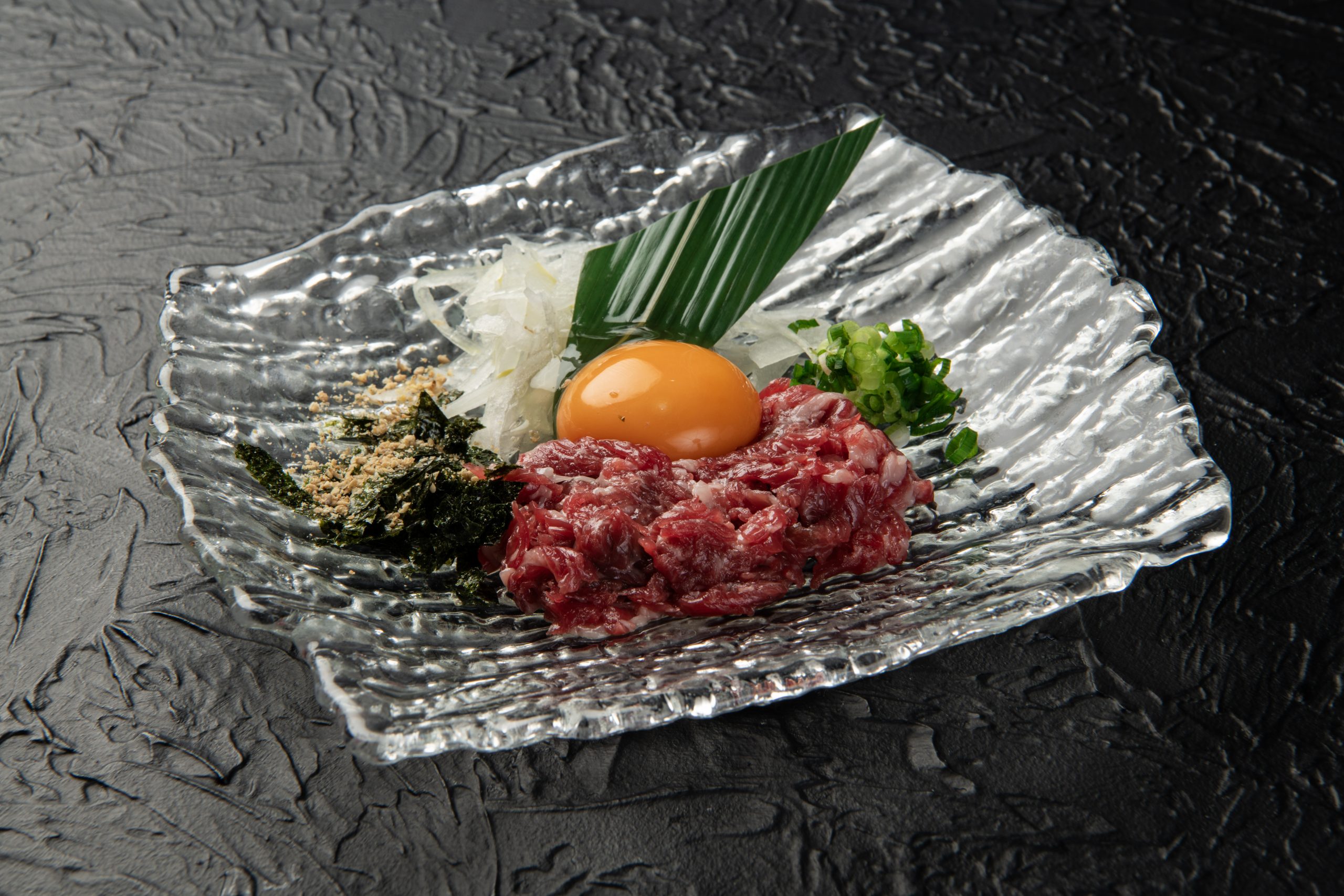 新鮮京馬刺し 特上ユッケ - 画像 (2)